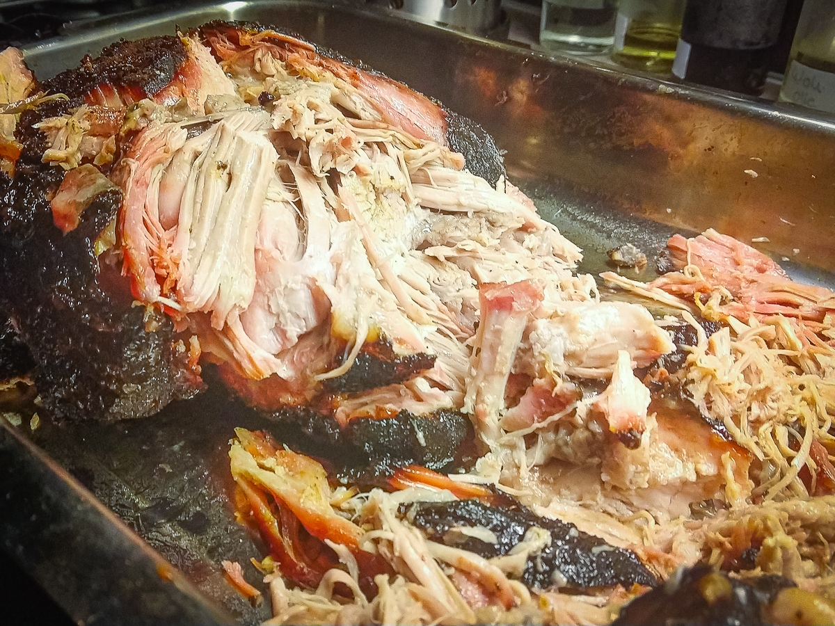 Pulled pork op de kamado — heavy smoked, low & slow