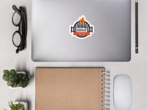 BBQ SIDEKICK sticker op laptop in werkruimte met accessoires