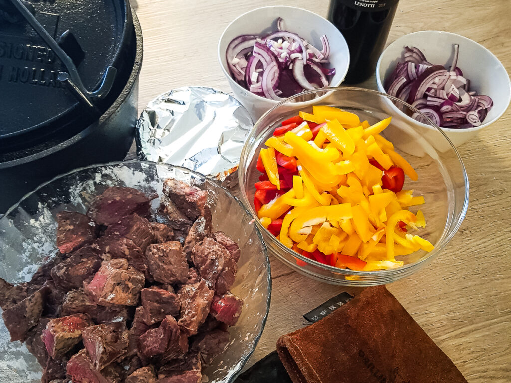 Hongaarse Goulash uit de Dutch Oven » BBQSidekick