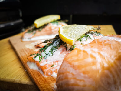 warm gerookte zalm van de plank op de bbq