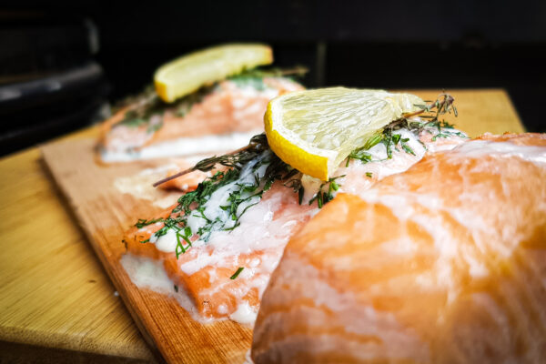 warm gerookte zalm van de plank op de bbq