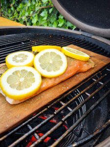 zalm van de plank op de bbq