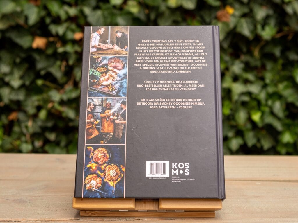 Smokey Goodness BBQ kookboek op houten standaard met grillrecepten en outdoor keuken inspiratie