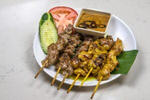 Sate Ajam geserveerd met pindasaus