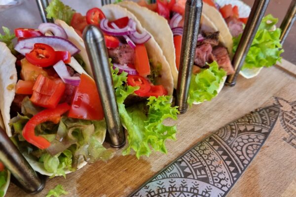 wrap met biefstuk van de BBQ in rekje met mes