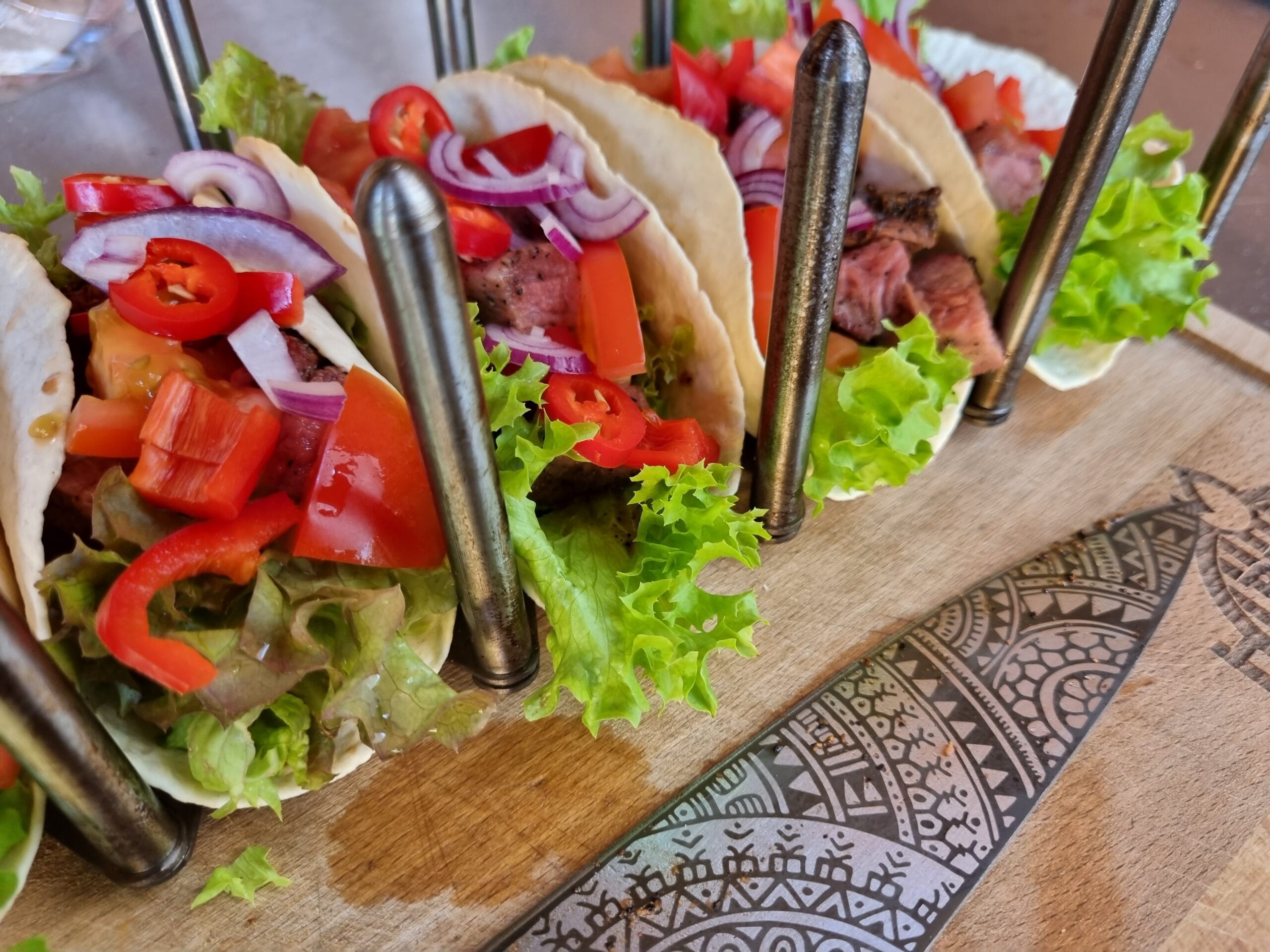 wrap met biefstuk van de BBQ in rekje met mes