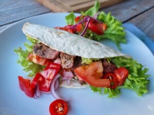 wrap met biefstuk van de BBQ op bord