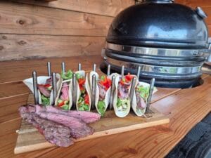 wrap met biefstuk van de BBQ bij de kamado grill