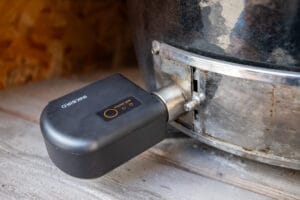 Ikinchiba digitale vleesthermometer aangesloten op Kamado Joe bbq voor temperatuurcontrole