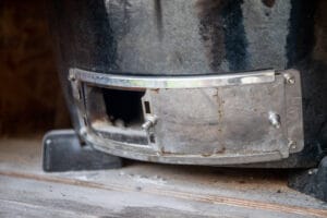 Kamado bbq met aslade geopend voor reiniging en onderhoud van de keramische grill