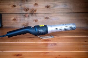 De Bastard haarlokalisator op houten tafel voor BBQ en buitenkeuken
