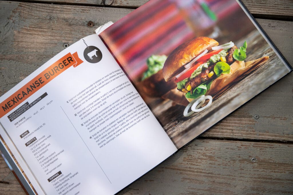 Mexicaanse burger recept in kookboek met stap-voor-stap instructies en appetitelijke foto van afgewerkte burger.