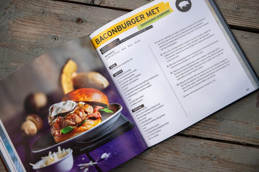 Baconburger met fekhoorntjesbrood recept in kookboek op houten tafel