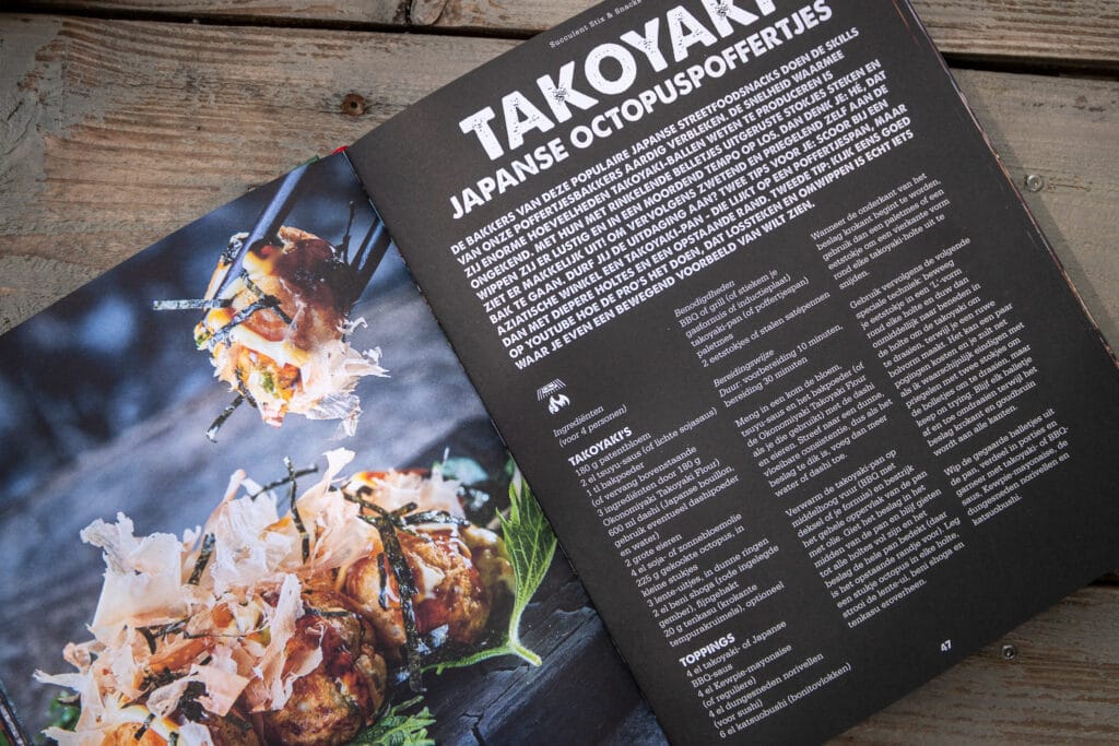 Takoyaki Japanse octopus snacks recept gids met foto's op houten tafel