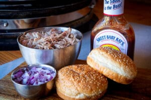 ingredienten voor Pulled pork sandwich met Sweet Baby Ray's saus, ui en sesambroodjes